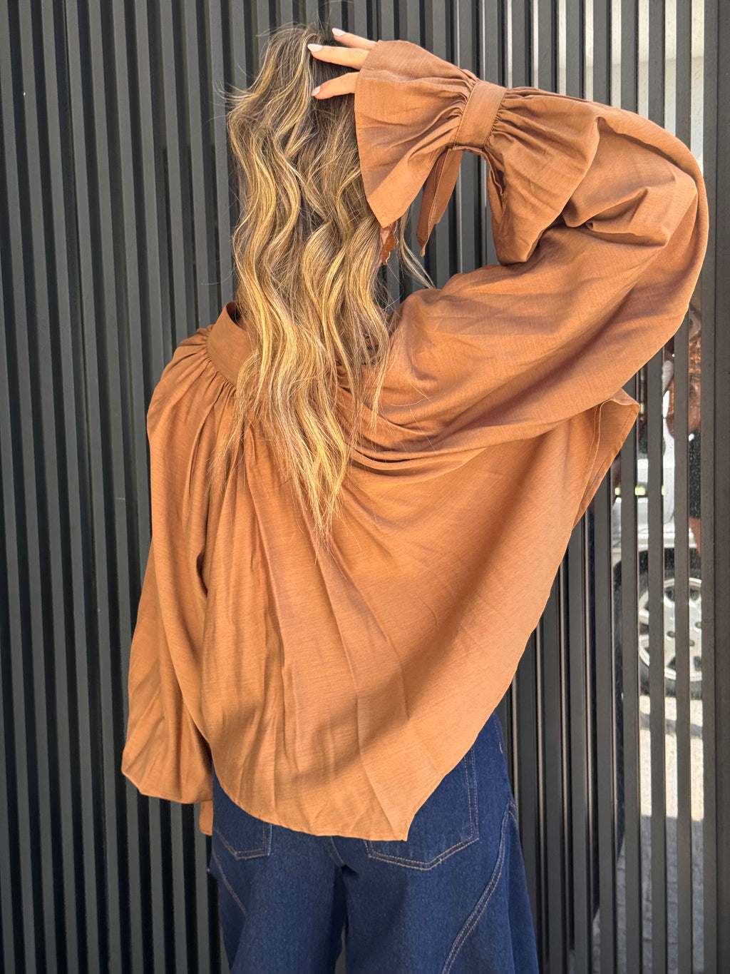 Blusa de Cetim Castanha Lumina